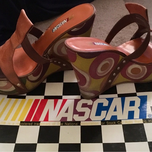 NASCAR Women's Brown Wedge Sandals - Picture 3 of 6